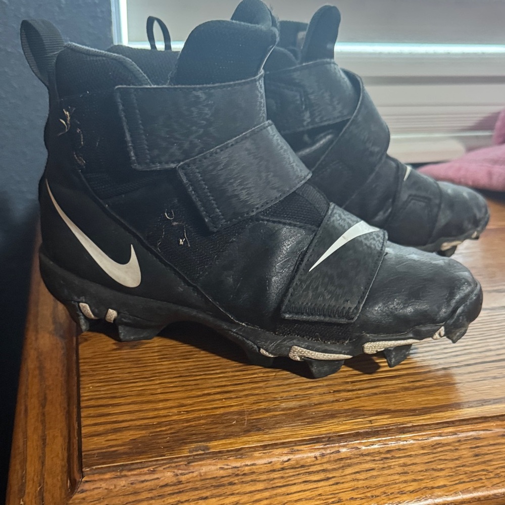 Nike Force Savage 2 Shark Youth Football Cleats – Black/White – 4.5Y